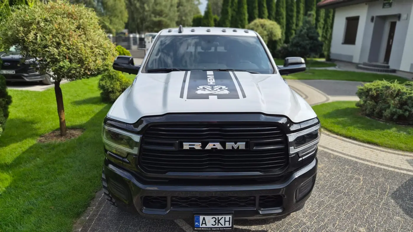 Biały RAM 2500 Heavy Duty z czarnym grillem, widok z przodu, na placu Kornak Motors