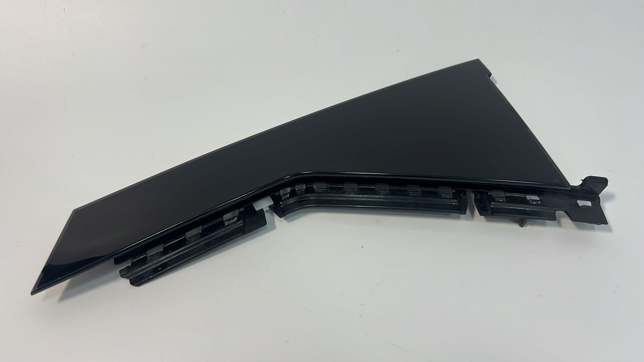 FORD KUGA MK3 III LISTWA SŁUPKA DRZWI LEWY TYŁ EU . Numer kat:...